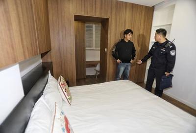 上海警方连夜清查临时住宿服务场所现场直击 隐患零容忍，严守安全底线